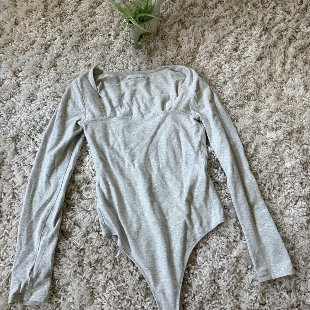 Abercrombie & Fitch Heather Gray super cute collarbone, simple fashion Bodysuit